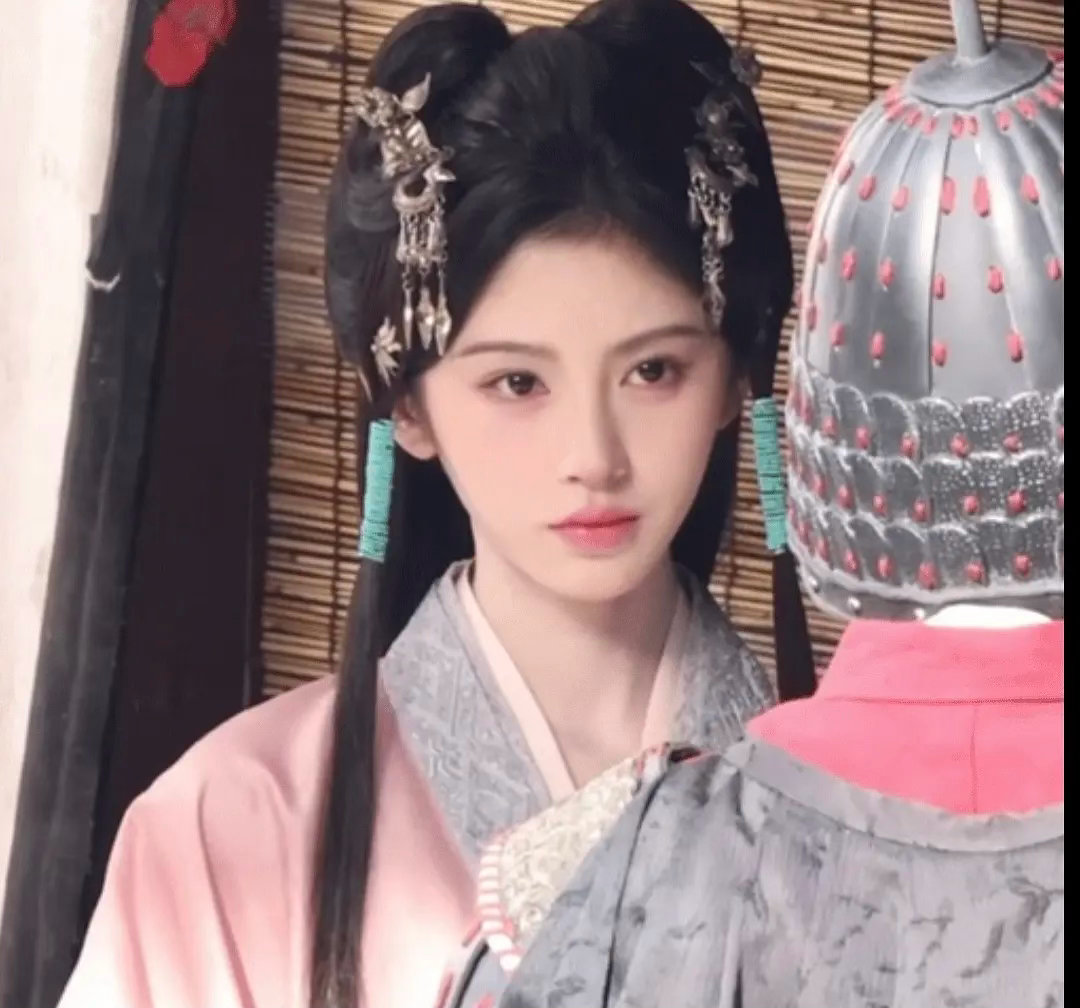 鞠婧祎孟子义同款造型对比，谁更适合？ ​​​