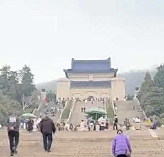 依时间安排，郑丽文今天上午率团拜谒中山陵。国民党的根在大陆，两岸统一是包括国民党