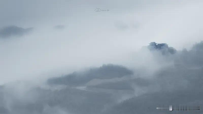 见“月在水中睡”上联
意境超美
月亮似安静沉睡的仙子
下联要搭调且有韵味
我想到