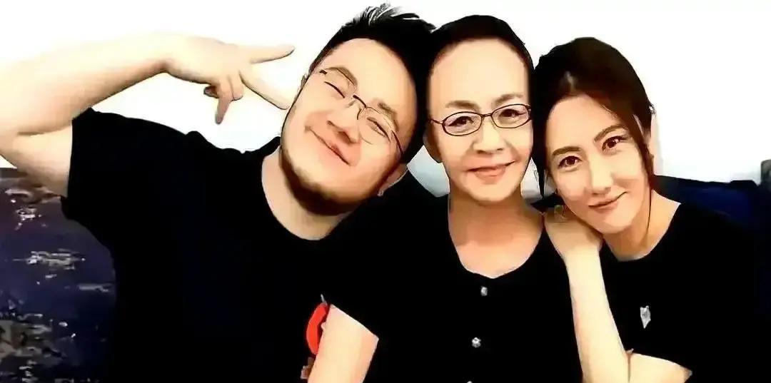 800万粉丝媳妇被小叔子暗讽
 
她一句“没花英家一分钱”把小叔子怼到闭麦。半年