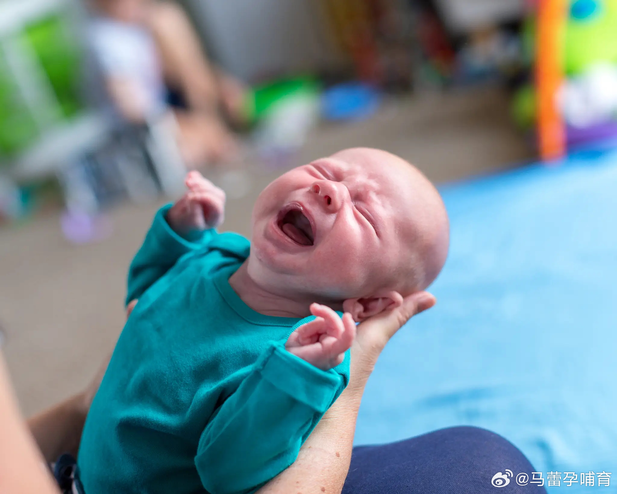 问：不管怎样哄，宝宝还是哭闹不止？ 宝宝哭闹享喂哄小孩 答：有些宝宝对新事物较敏