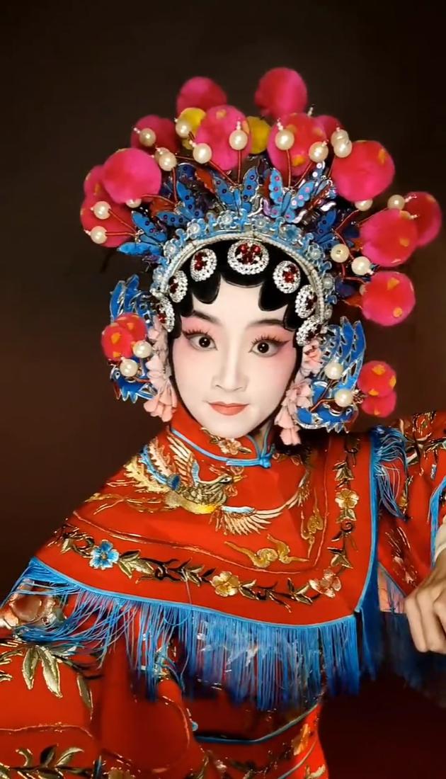 
一般来说，国人喜欢把那些临时组建，连道具都准备不起的戏班戏称为“草台班子”，而