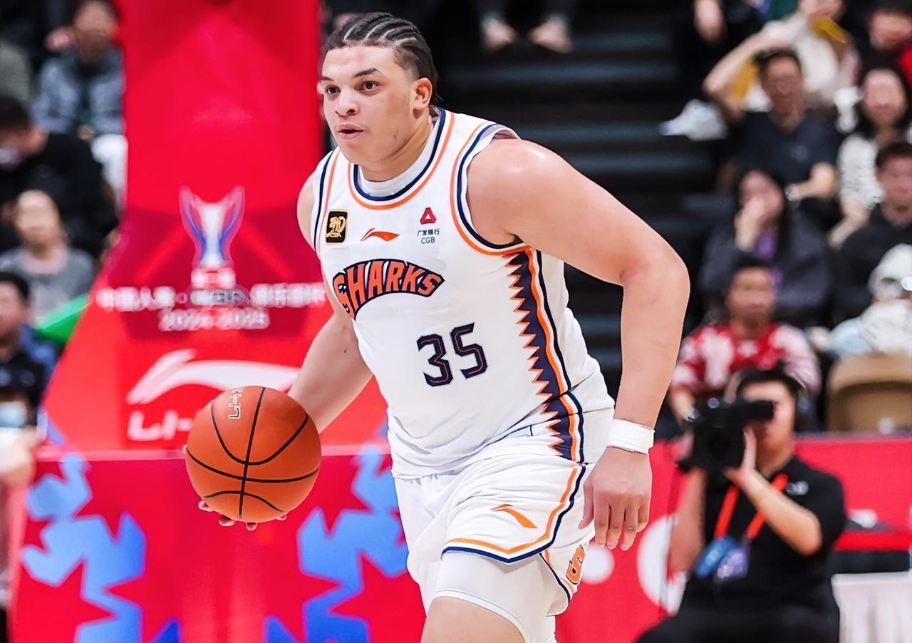 张镇麟：大王，这洛夫顿跟卢指导顶嘴后，先是一场0分，现在直接伤退啦？？？
王哲林