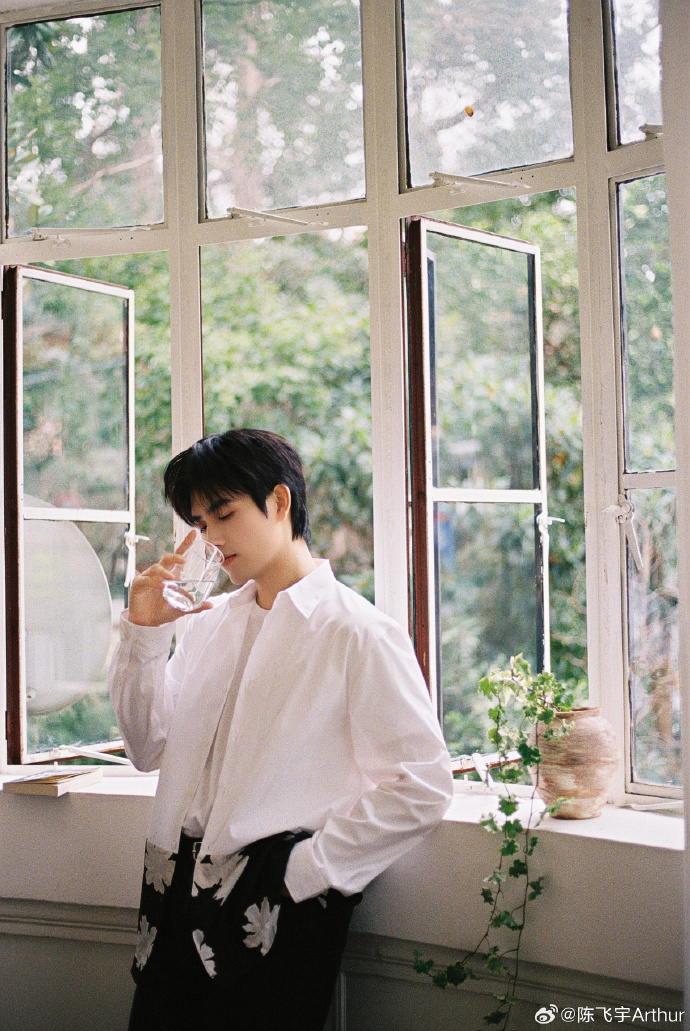 陈飞宇角色热度值破千万 陈飞宇饰演的方穆扬简直杀疯了！在纯真年代里谈着恋爱，眼神