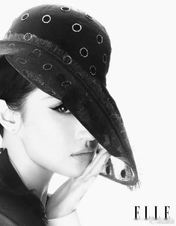 刘亦菲晒杂志内页大片  刘亦菲感谢孙哲  杂志大片中的刘亦菲，轻得像羽毛般自在，