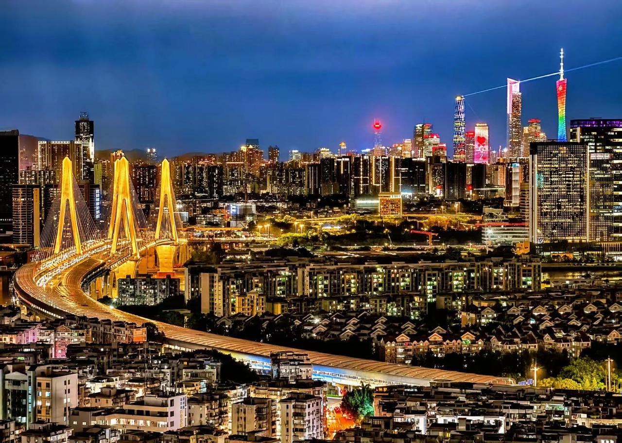 这夜景直接封神！镜头里的最美广州！🌃广州这夜色也太绝了！霓虹织成网，车流汇成河