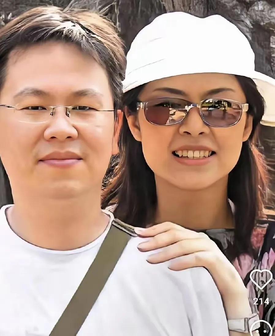 郑丽文参观中关村，郑丽文拿着机器手把玩半天，爱不释手。听到解说员说，可以送给郑丽