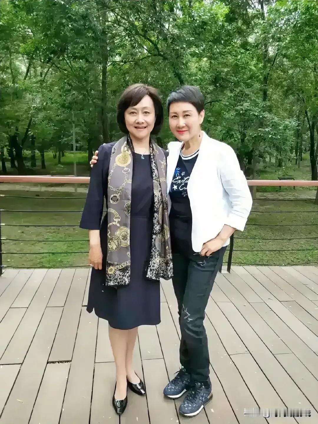 71岁的黄梅莹和59岁的张凯丽同框合影，黄梅莹端庄大方，高贵典雅，真是甩了张凯丽