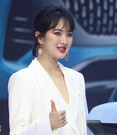 都以为她是来“玩票”的，没想到姚安娜在片场是个狠人。
一场重头哭戏，连卡三天，她