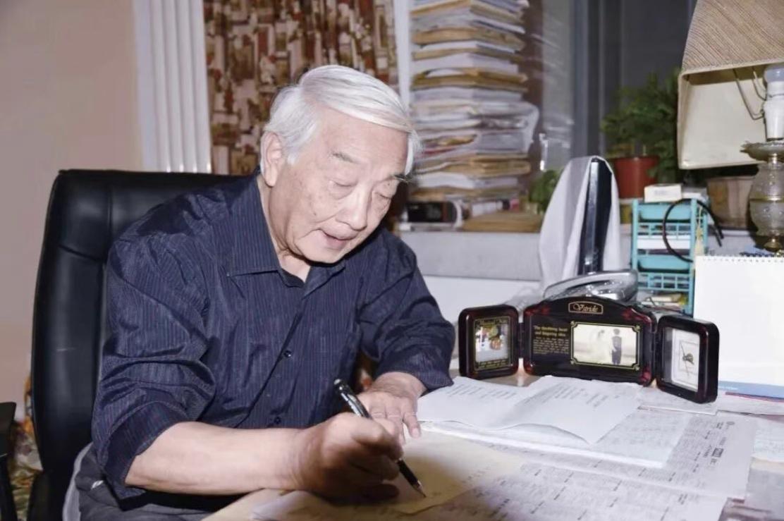 《乌苏里船歌》词作者胡小石逝世，享年86岁：22岁写就传世经典，一生专注歌词15