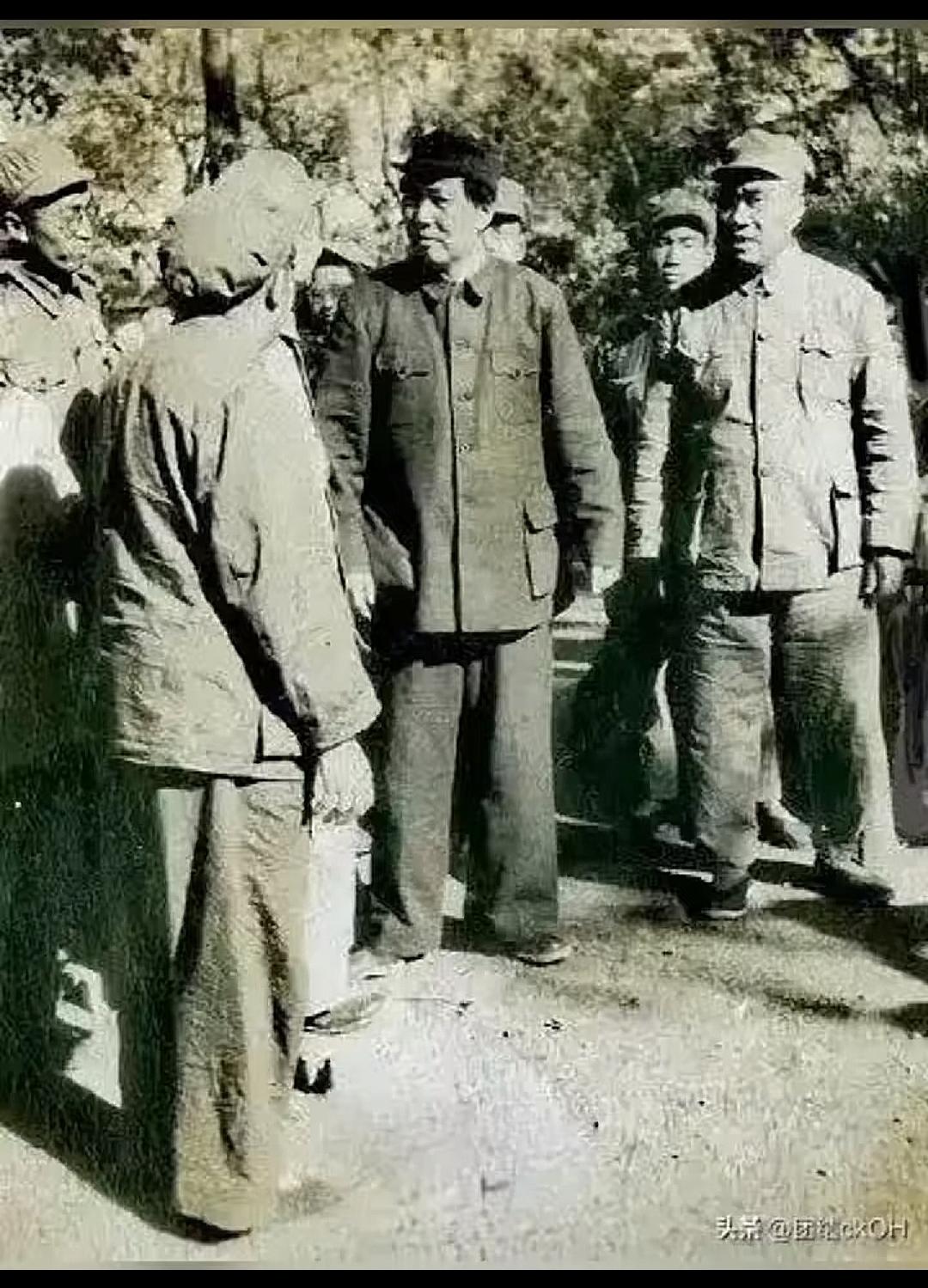 当时国民党对中央苏区进行严密的经济封锁，根据地物质紧缺，粮食，药品，钱财都要支撑