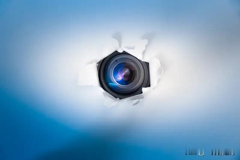 租房子要注意了
近日临沂一女租客发现
在自己租住的卧室里安装了摄像头
12月4日