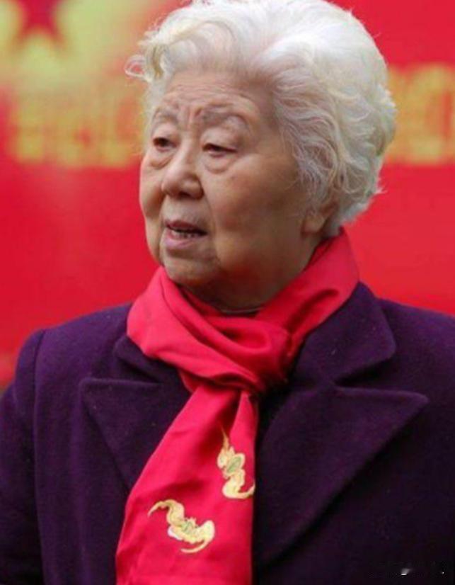 1949年黎明前夜，200多位革命志士惨遭杀害，可有个女人背着儿子、牵着女儿，从