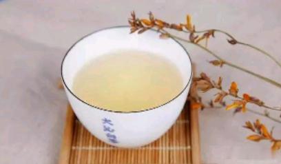 隔着一整个冬天·默斋主人原创自由诗筷子放下了那只缺口瓷勺，搁在碗沿上桌上的汤，就