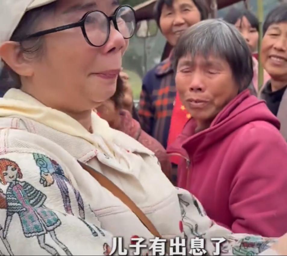 张雪的妈妈不愧是个作家，关键时刻脑子就是转的快。
张雪妈妈回到麻阳，很多街坊邻居