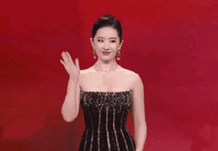 这一定是刘亦菲最想删除的照片了吧？

画面中的刘亦菲盘发干练无瑕，耳饰新颖别致，