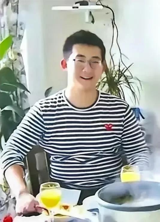 梁天是梁家唯一的“粗人”，没有读过什么书，可儿子梁晓天却培养的不错，和大伯，姑姑