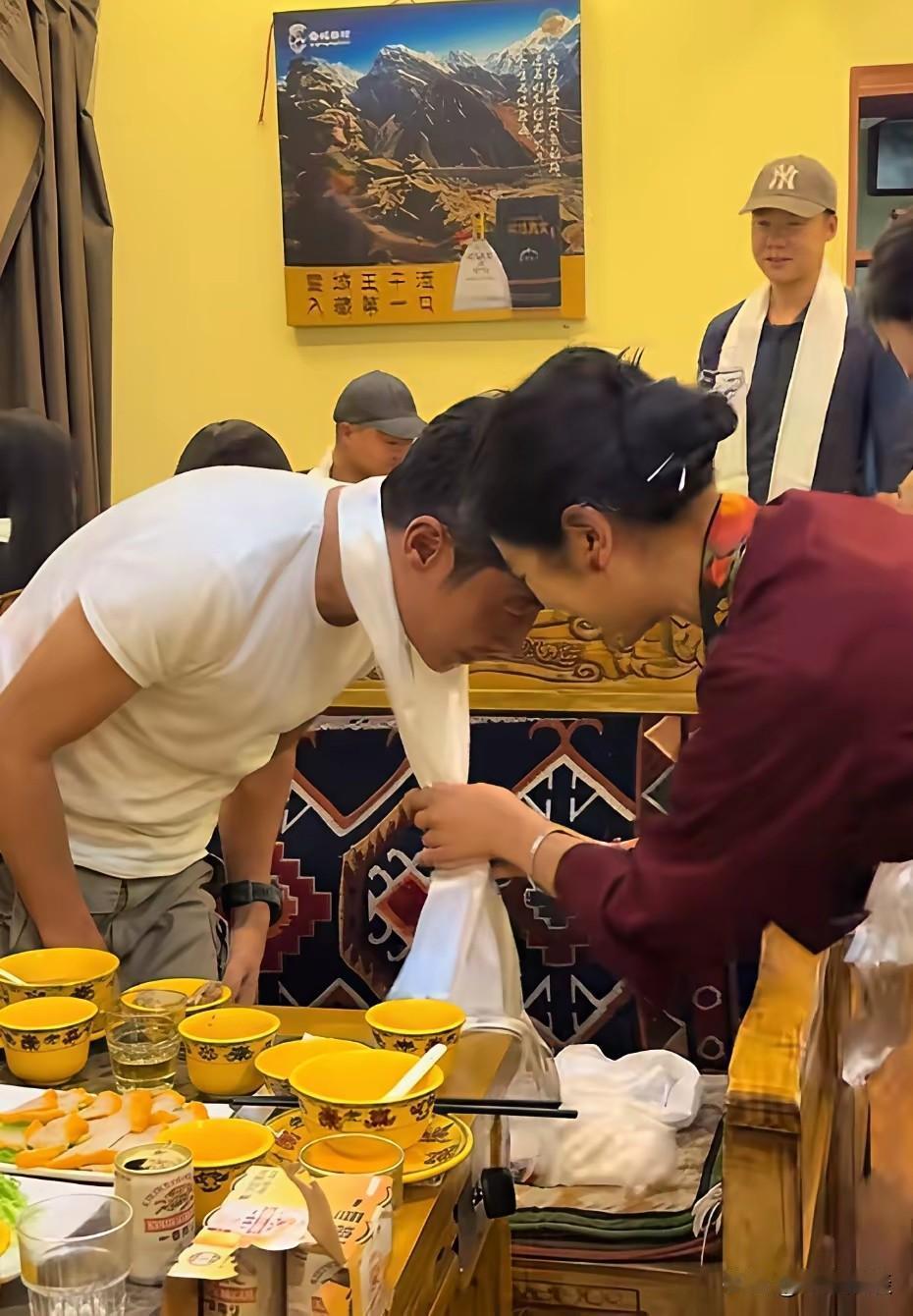 撒贝宁夫妇现身西藏游玩，当地民众热情迎接太暖心
正文
知名主持人撒贝宁带着妻子李