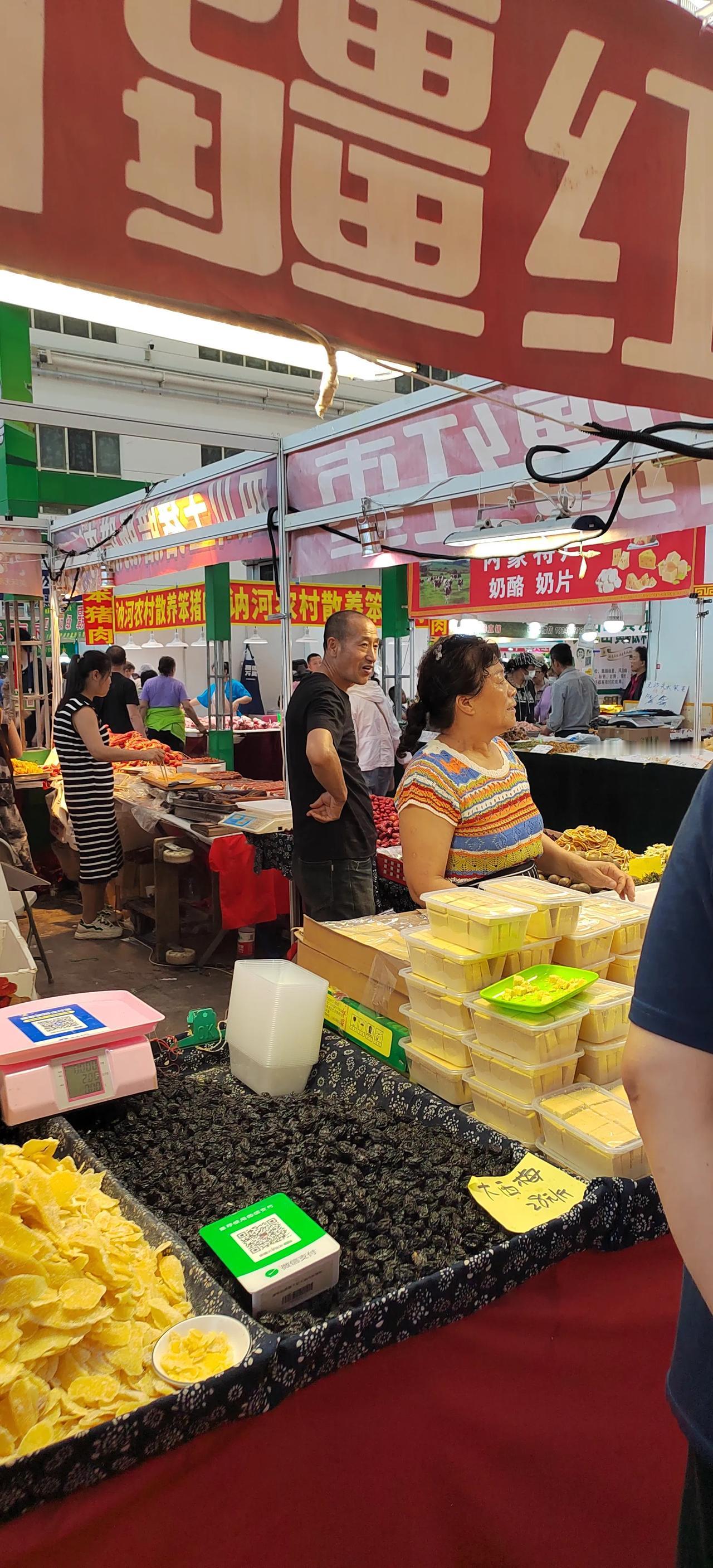 会展中心你们去了么？东西很便宜哦！[鼓掌][鼓掌]本来想去会展中心附近吃饭的，后