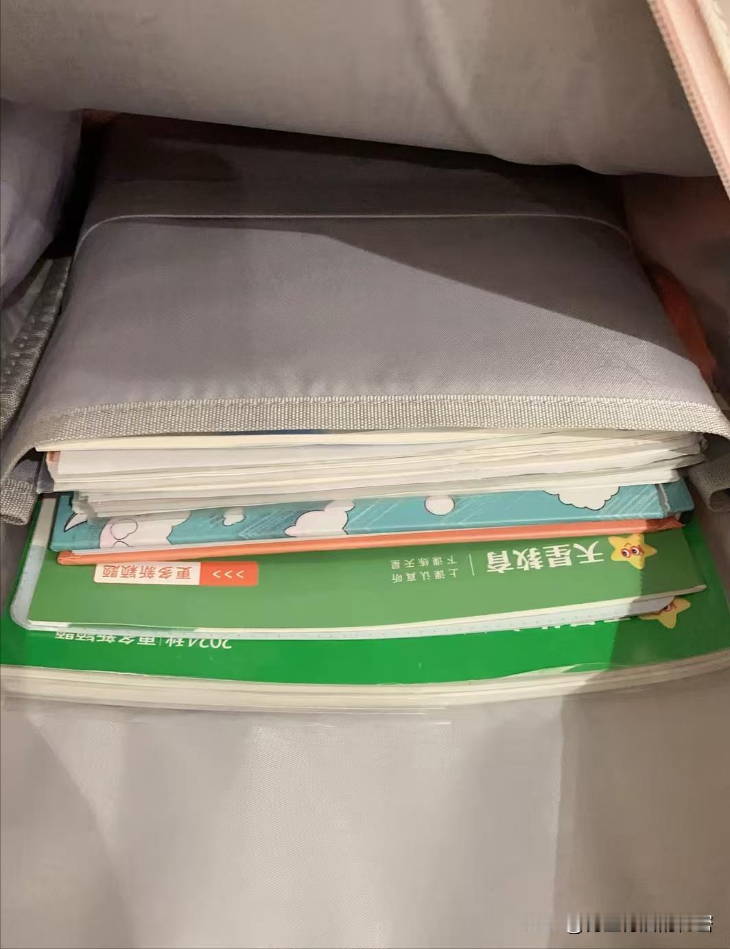 我家老大六年级
最近遇到个“未解之谜”
期末前老师收走练习册
说是要“统一保管”