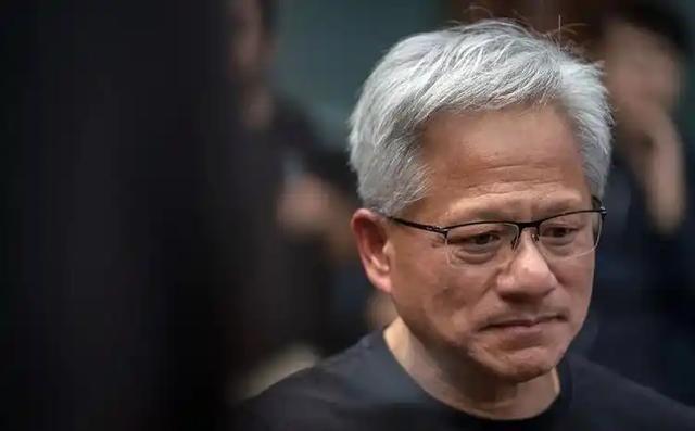 在30号中美韩国会见的关键时刻，黄仁勋站出来说话了，他说：美国必须要重新向中国销