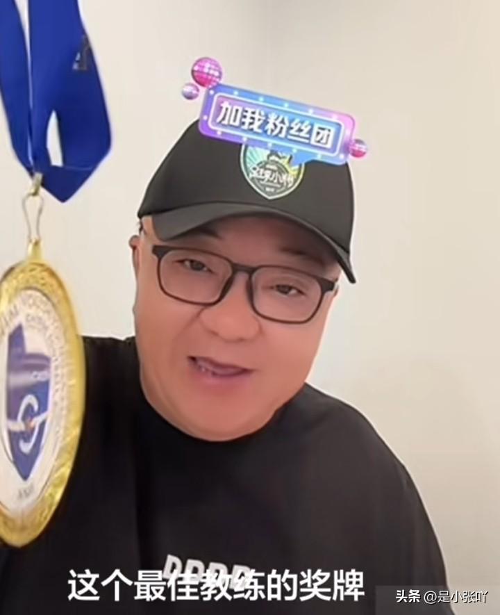 明明拿到了最佳教练
但董路却没有足球教练证，特地去查了一下，结果出乎意料。原来他