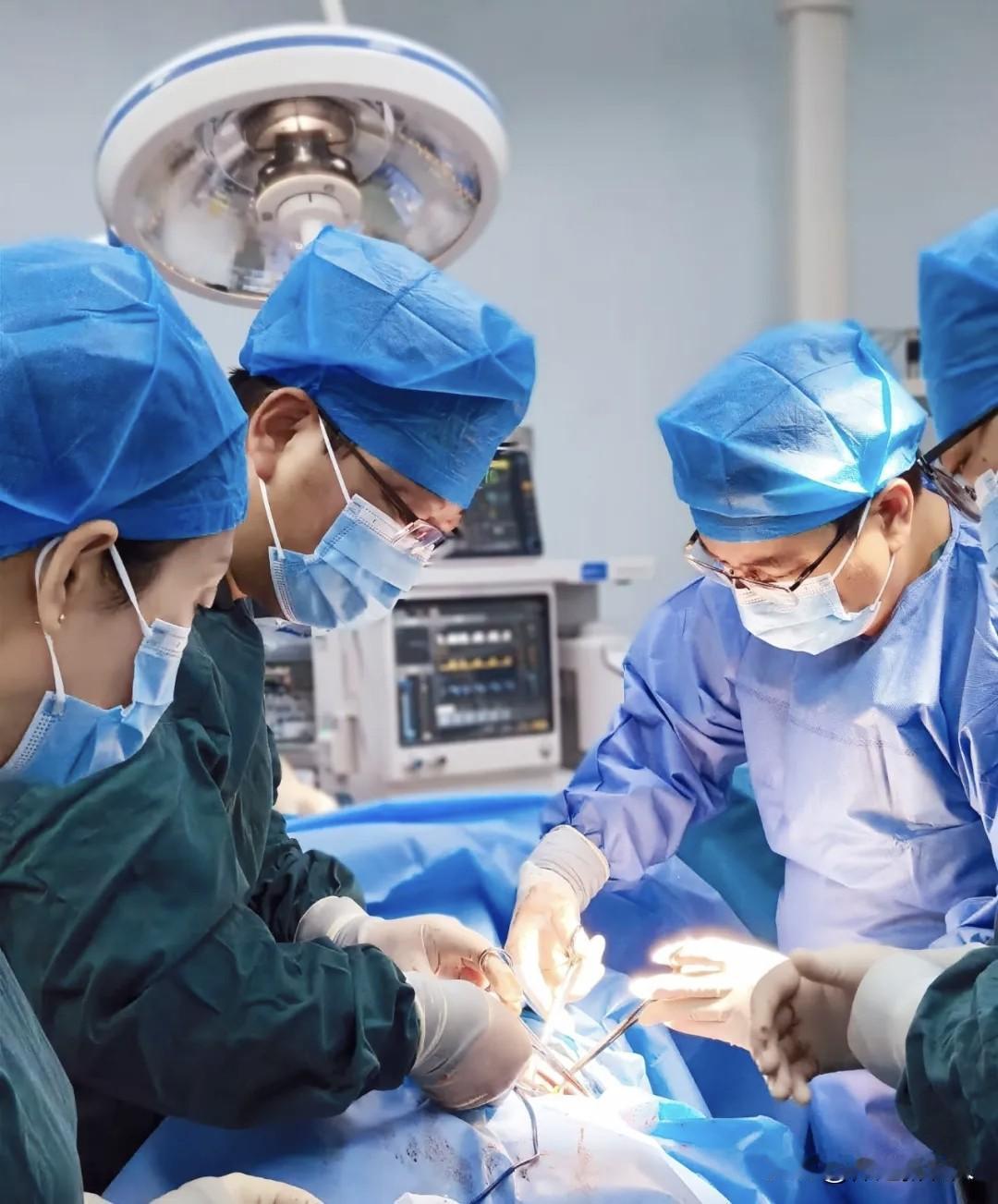 徐水救治一例高处坠落危重伤患者

 4月4日，一阵急促的急救铃声打破了保定市徐水