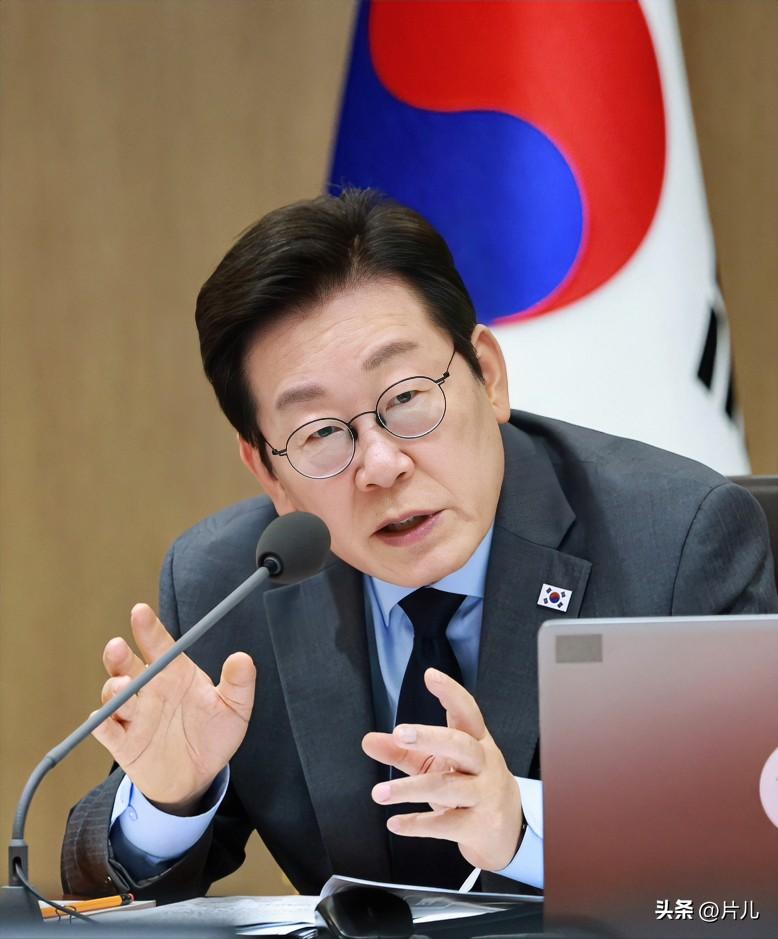 一觉醒来，韩国总统亲自怒斥反华媒体。当地时间21日，李在明在社交平台上发文怒斥韩