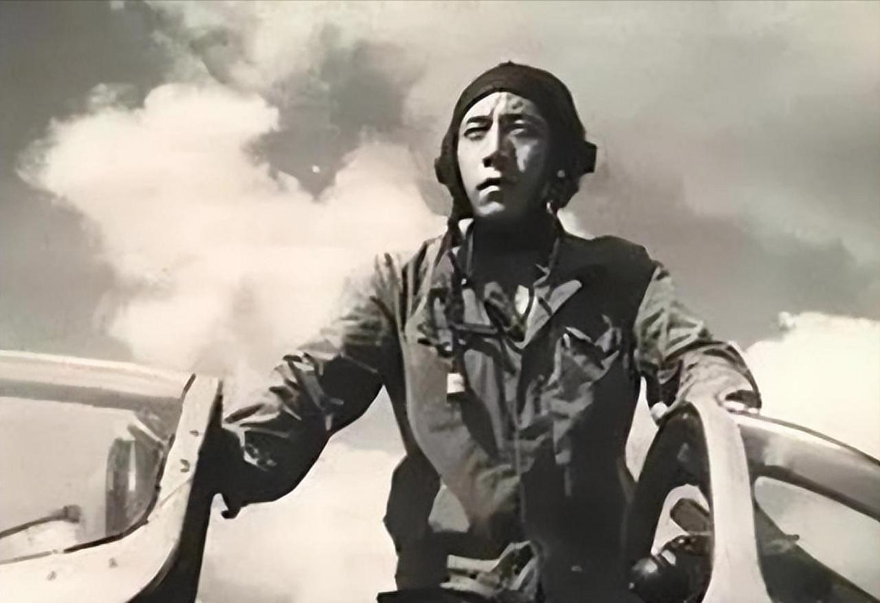 1990年，中国飞行员王宝玉开着飞机叛逃苏联icon，苏联答应送他去美国，然后给