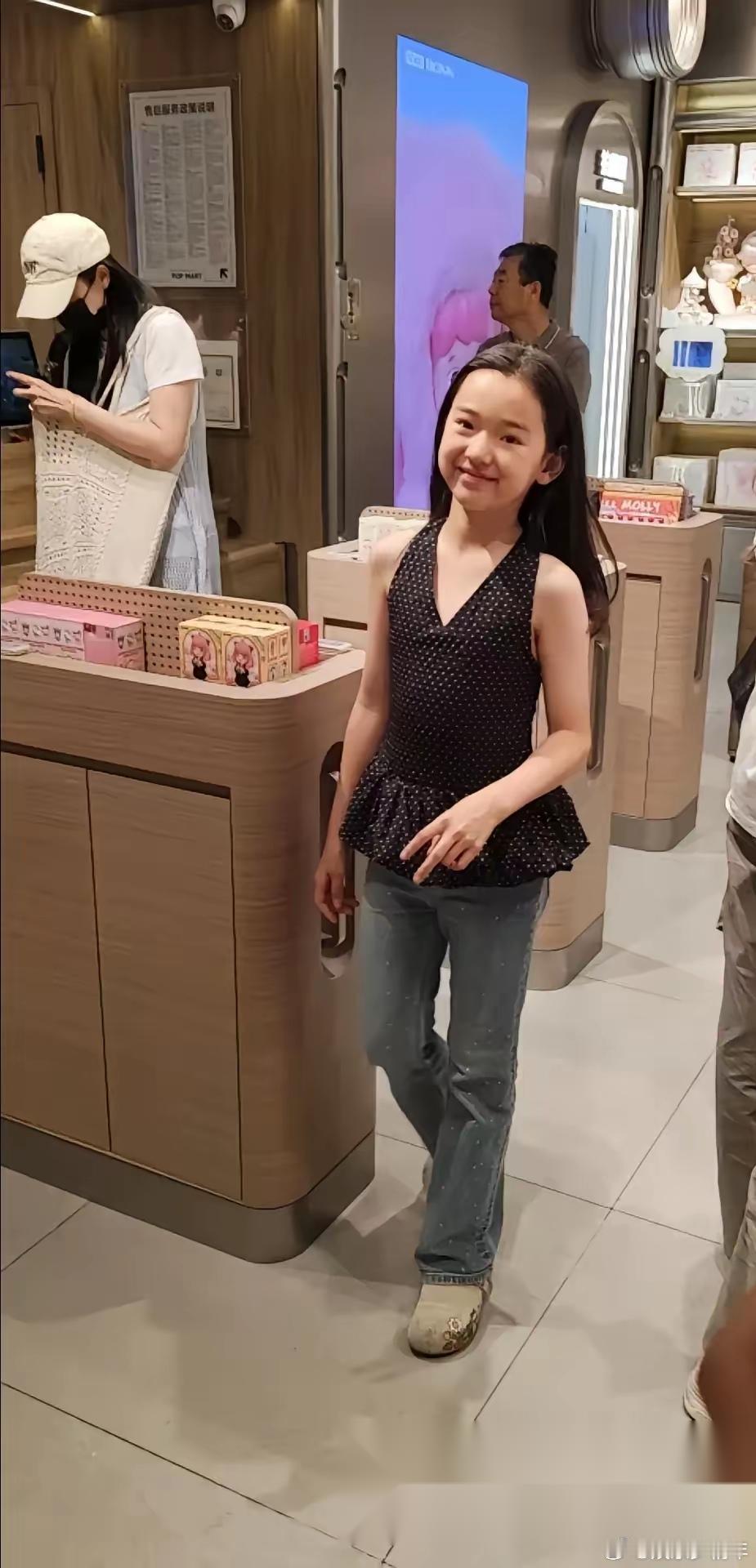 董璇的女儿小酒窝这打扮也太成熟了，像个小大人一样，没有一点童真。 感觉小酒窝穿的