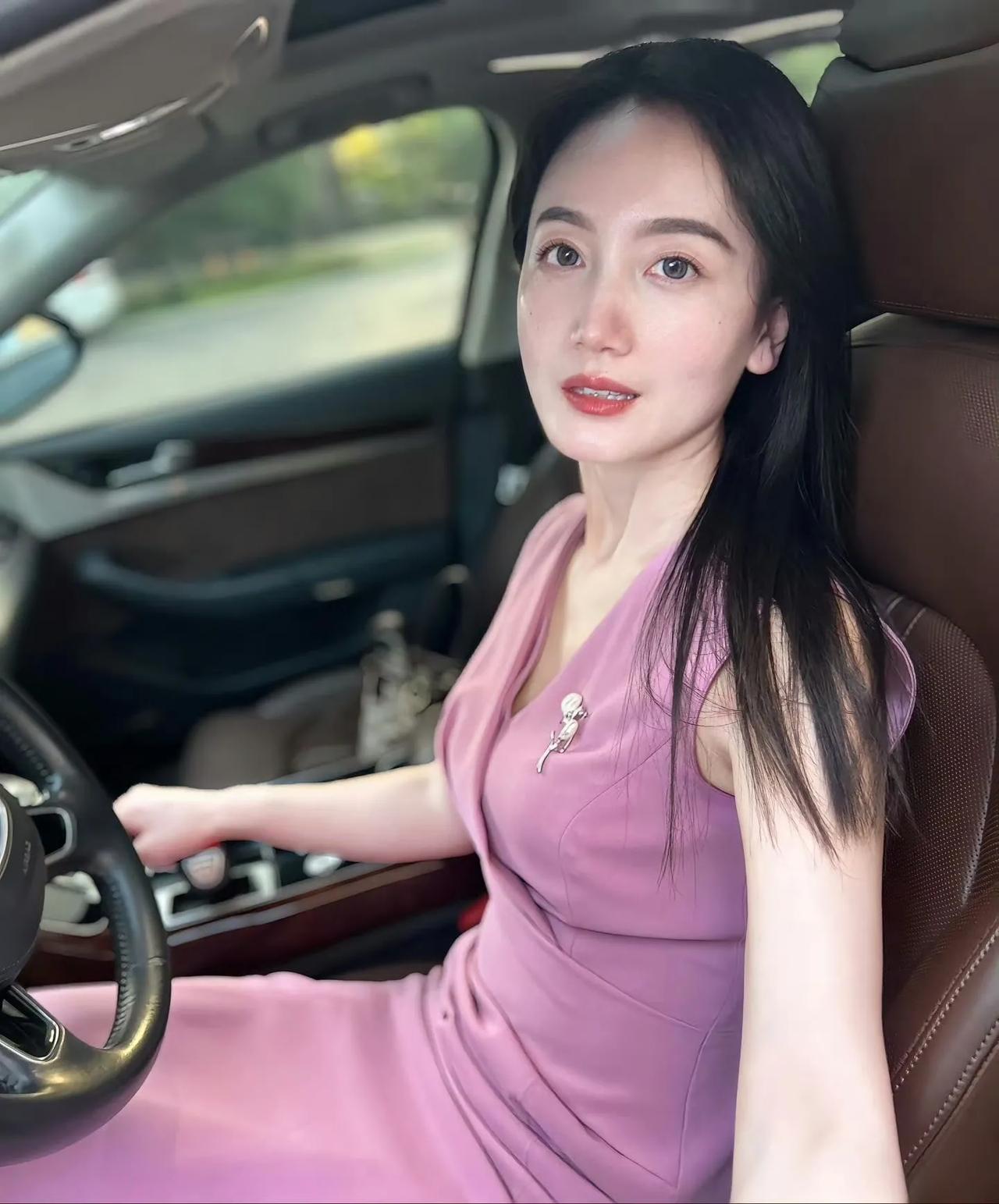 粉紫阿姨独自漫步于暖阳铺就的小径，一袭粉裙轻盈摇曳，似春日里的温柔诗篇。每一步都