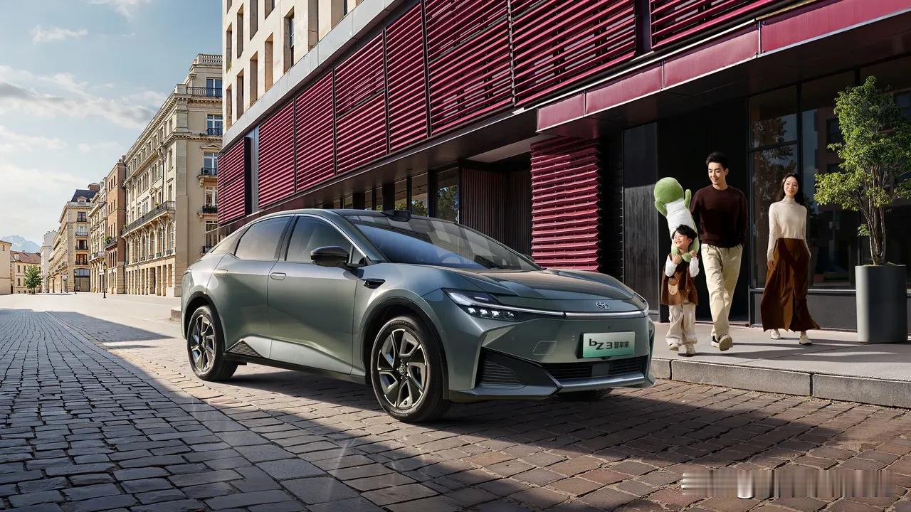 它的“底子”用的是大家比较熟悉的比亚迪那套东西，包括磷酸铁锂刀片电池和驱动系统。