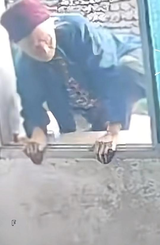 现在最羡慕的就是老年人，有一个好身体
广东一位老奶奶出门时候忘记带钥匙了，于是不