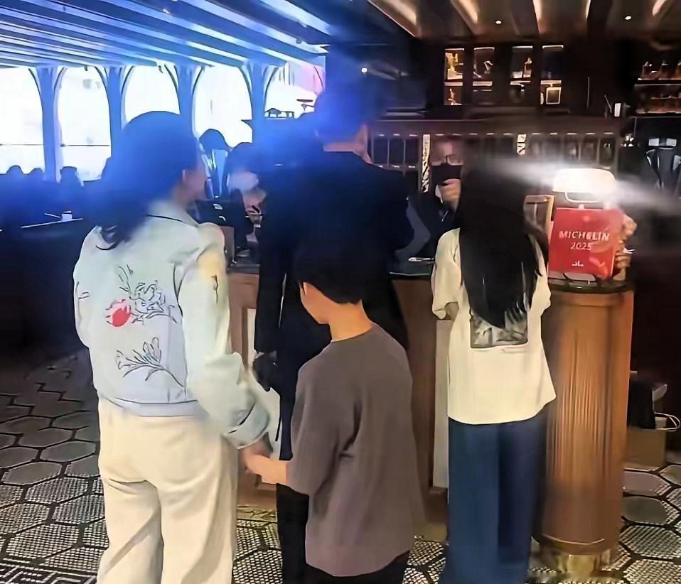 六月二号, 小三宝百日宴, 宴会排场很大, 很多人都在看. 兰姐的亲戚来了, 很