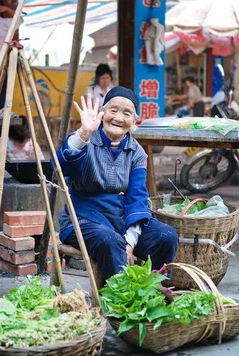 目前中国最穷的人就是已经退休的老农民！

他们已经干不动农活了，去工地做工人家也