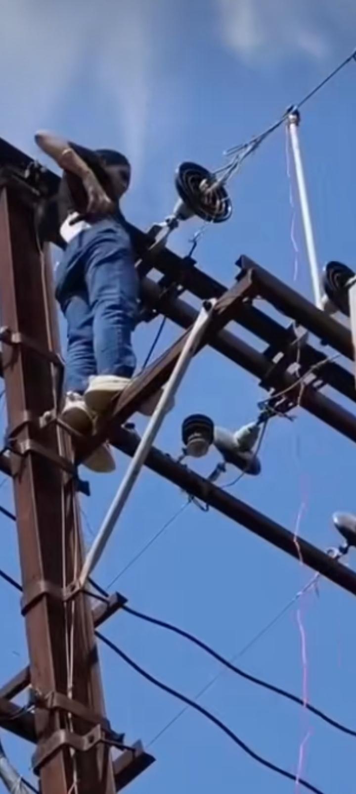 印度一度电6--8卢比，约合人民币0.49--0.64元。
但他们全民偷电，
资