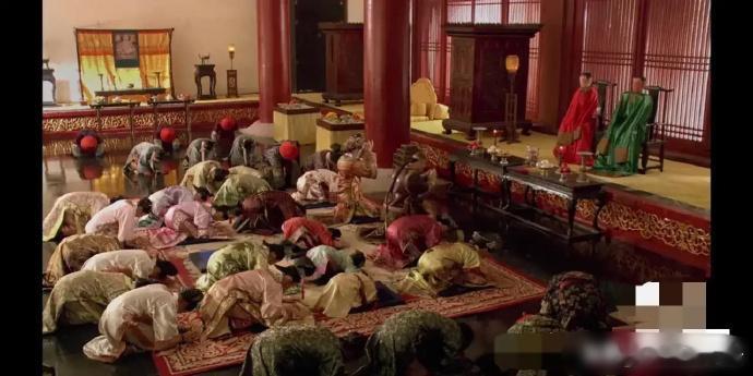 不懂就问，《甄嬛传》中皇上带着后宫嫔妃拜的红绿人偶，究竟是什么？🙉 