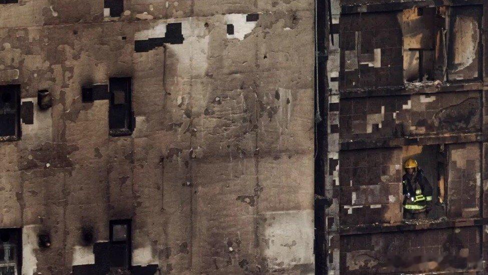 凤凰新闻【大火之后，老楼之问】火灾发生后，一个名为“宏福苑报平安”的网站在网络流