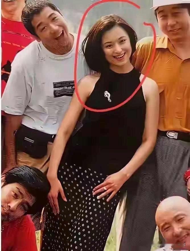 年轻时候的张国立老师好俏皮啊，挨着美女拍照开心的像个小孩子一样，身体还微微前倾，