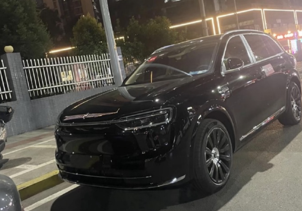 新款问界M7的黑色无伪装实车曝光感觉问界新M7的前脸设计要比问界M8好看不少[y