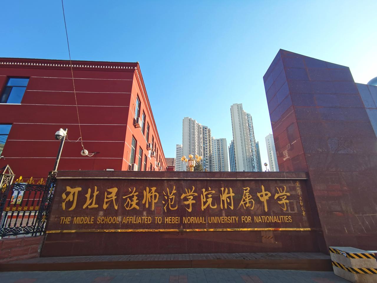 承德桃李街，从这里出来的学生已经桃李满天下。

桃李街，曾经有承德原来最好的小学