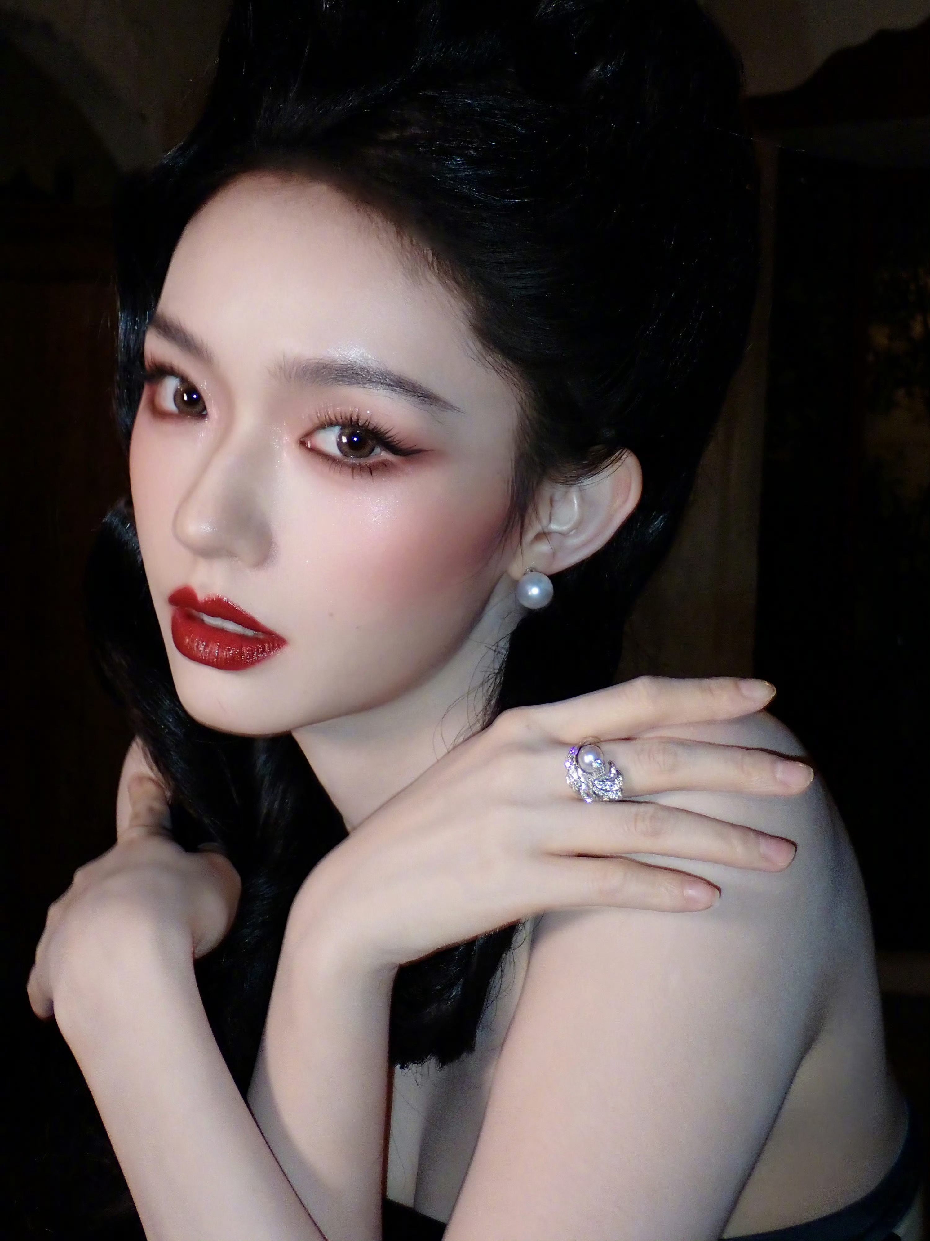 林允 x 2025爱奇艺尖叫之夜出图林允复古波点裙