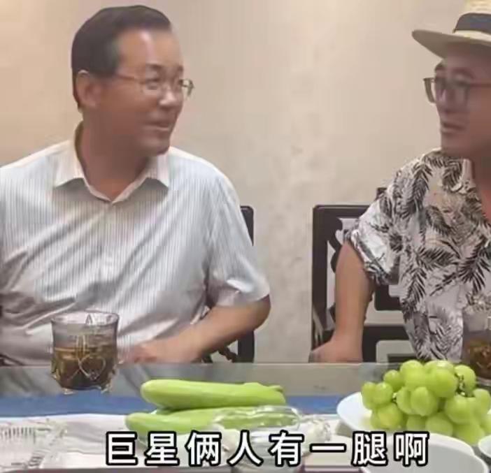 知名狗仔卓伟又出来爆料了！

他称有位华语乐坛已婚的三字唱歌天王，私下还有一名十