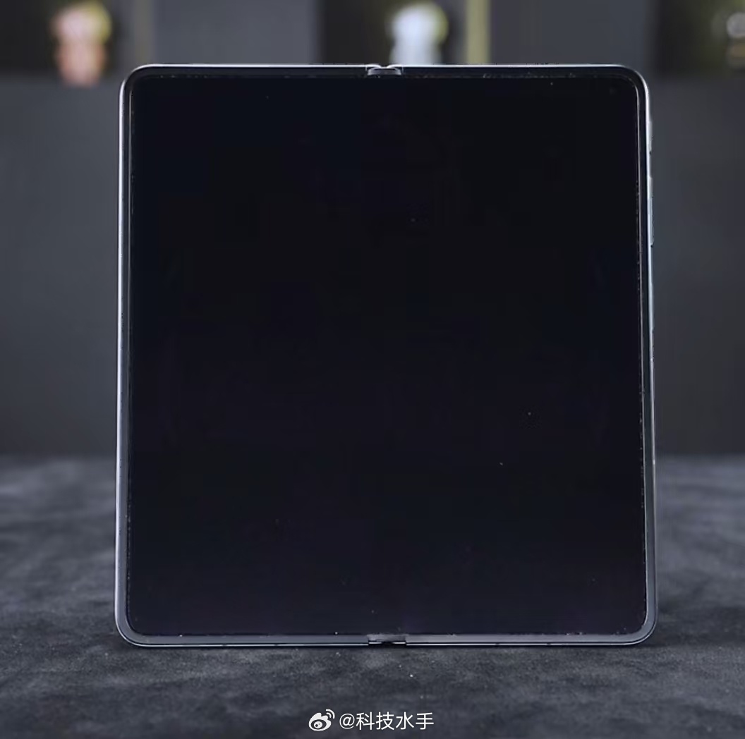 从视频里看，Find N6的屏幕展开后，连水在上面流都几乎看不出折痕的痕迹，这说
