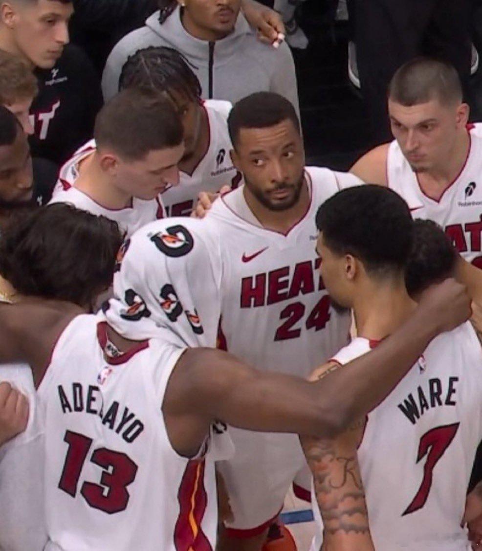 阿德巴约组织队内开会时，注意鲍威尔和希罗的眼神😂nba常规赛迈阿密热火