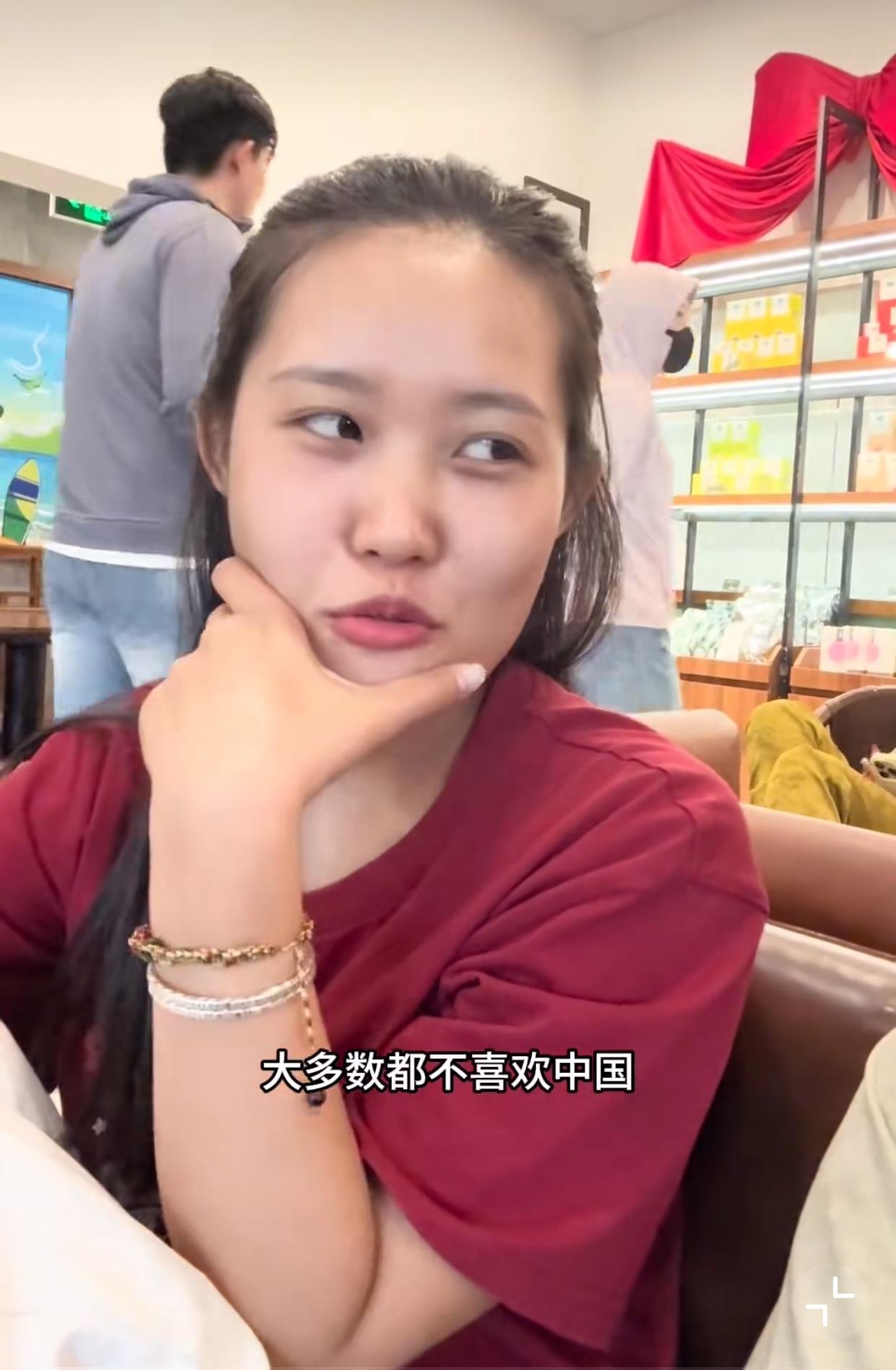 当一个越南女子被问到对中国的看法时，她说，她身边的人大多数都不喜欢中国，因为他们