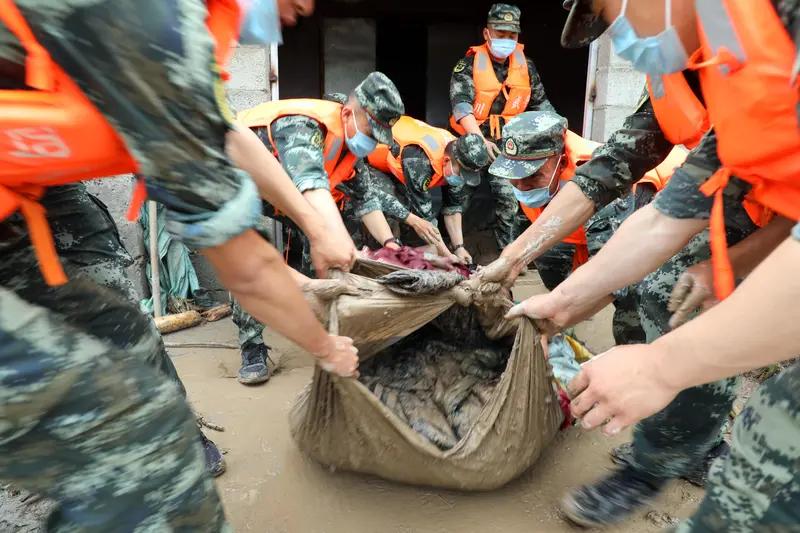 第十次观看这个视频时，我的眼眶依然湿润。人民子弟兵在危难时刻挺身而出的身影，完美