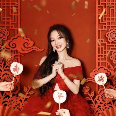 张韶涵穿着红色纱裙，腰间系着黑皮带。
她抬手托腮，粉嫩的腮红衬得眼神柔软。下一秒