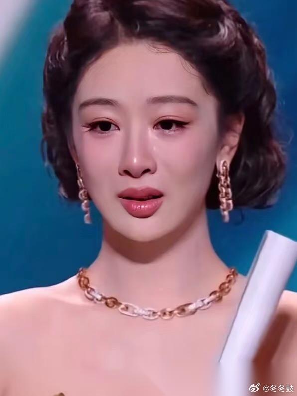 什么叫腹有诗书气自华？ 杨紫激动成那样，哭成那样，依旧思路清晰，发言讲的那么好，
