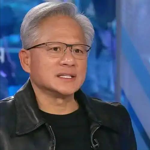 科技大佬黄仁勋说，上大学，我待了八年，没有考虑过学历，也没有忧愁以后的工作，就想